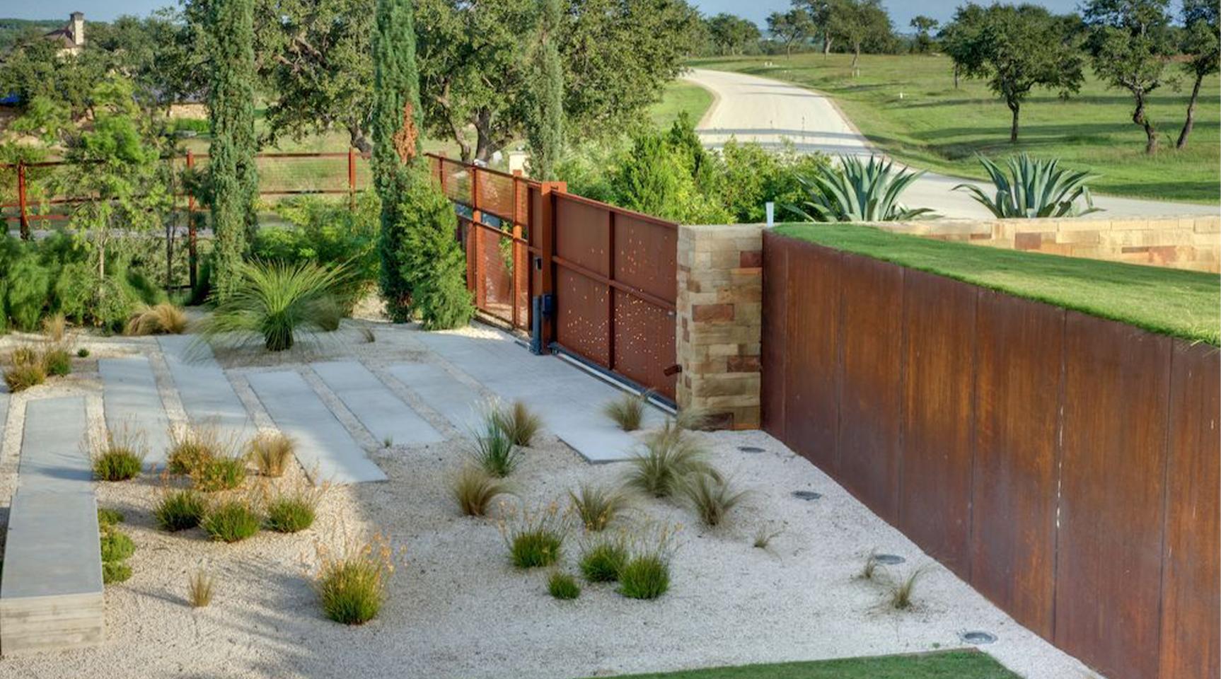 Clôture et mur paysager en acier Corten dans un jardin contemporain