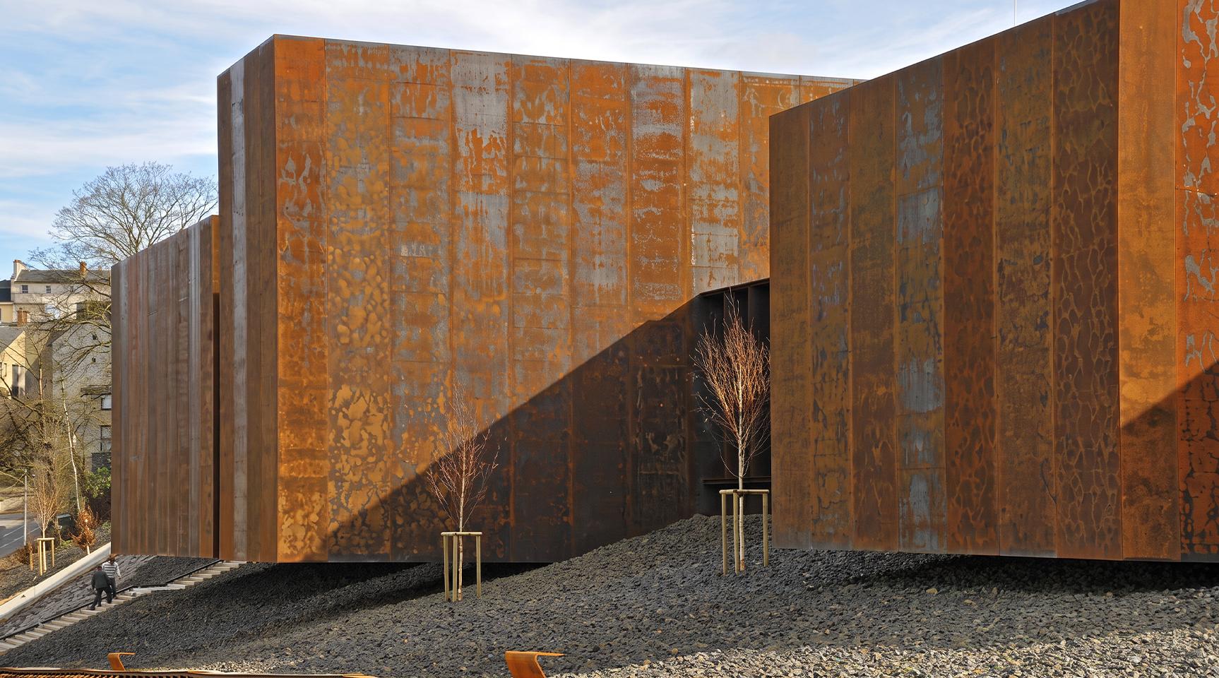 Bâtiment monumental en acier Corten à volumes architecturaux contemporains