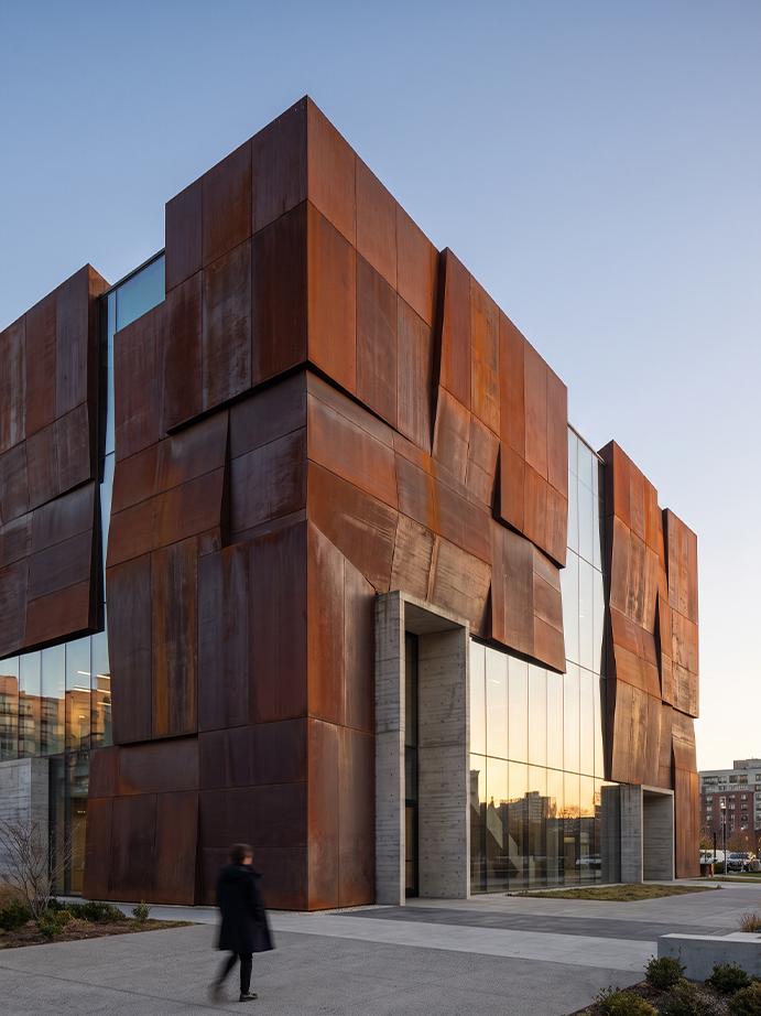 Façade contemporaine avec bardage en panneaux volumétriques d’acier Corten