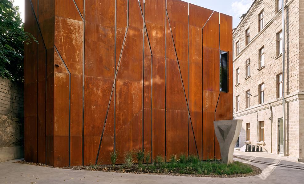 Bâtiment urbain contemporain habillé d’acier Corten