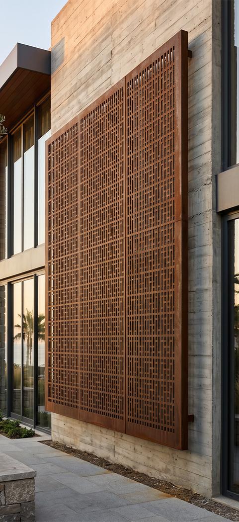 Grand claustra Corten perforé installé sur une façade contemporaine