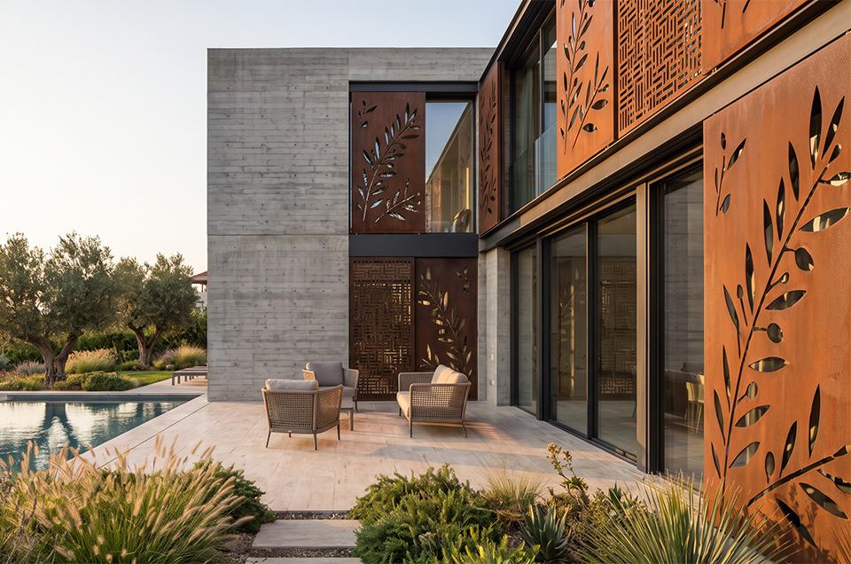 Claustras et panneaux ajourés en acier Corten sur une villa contemporaine