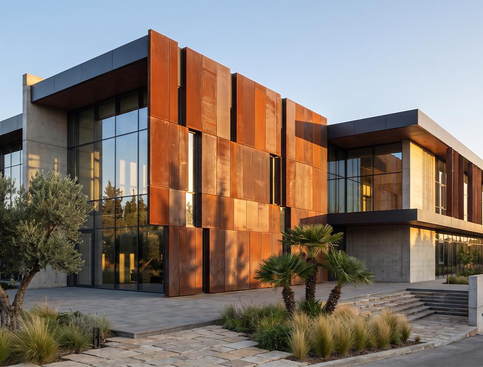 Façade contemporaine en acier Corten pour bâtiment architectural au Maroc