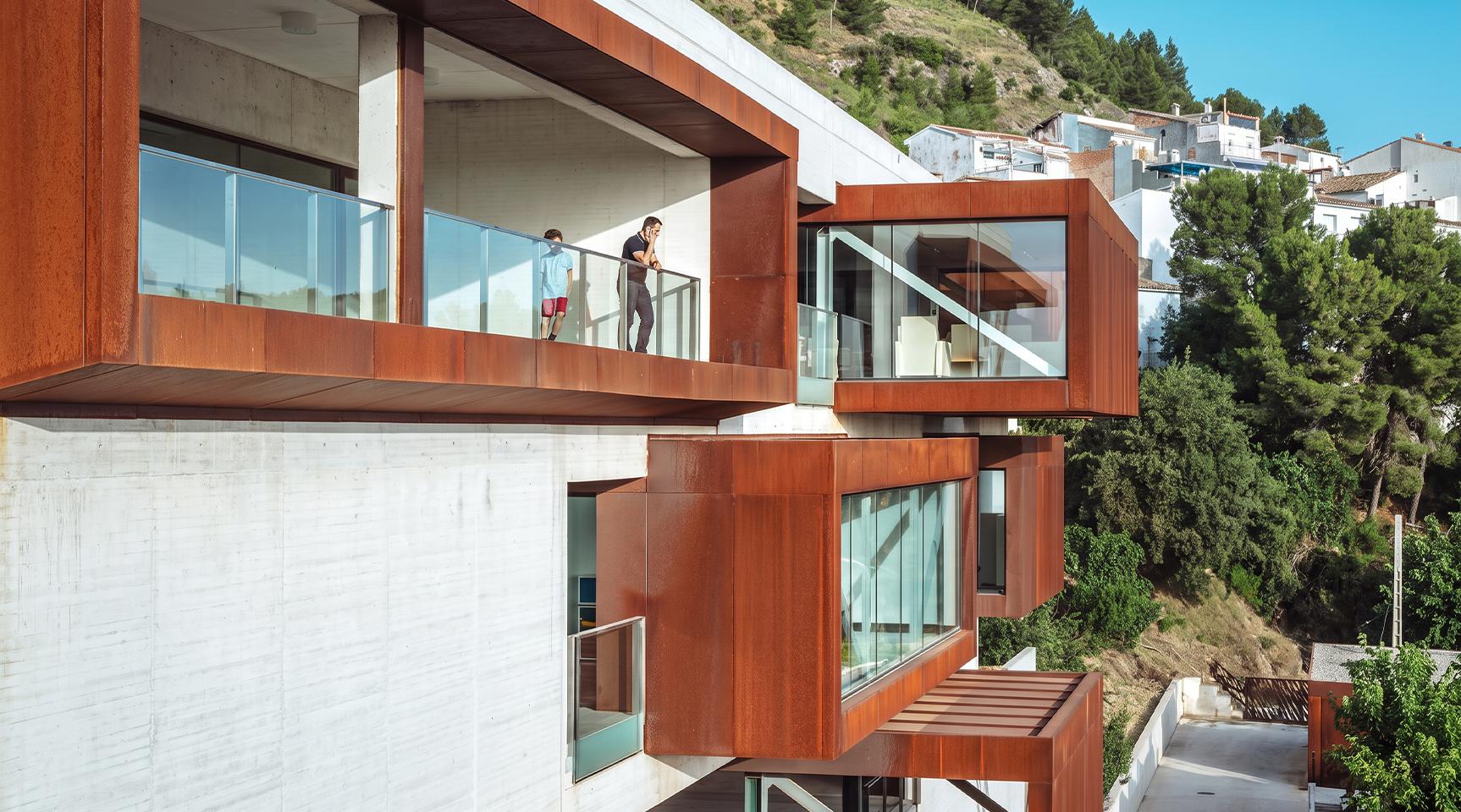Façade contemporaine en acier Corten avec volumes en porte-à-faux