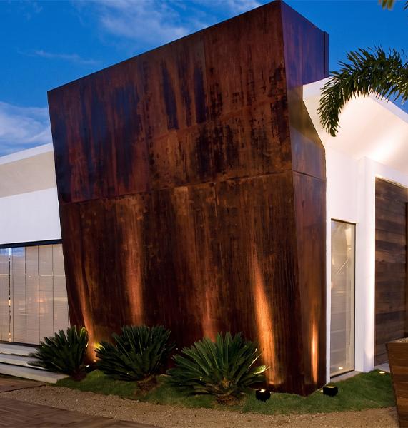 Façade contemporaine habillée de panneaux en acier Corten