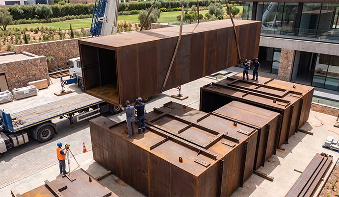 Installation de modules en acier Corten de grandes dimensions sur chantier